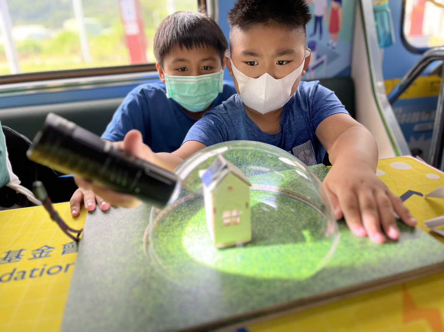NG28娱乐參與基礎科學主題車廂，以STEAM教學精神，設計「逐日科學家」、「太陽能工程師」以及「淨零建築師」三大能源科普課程和實驗