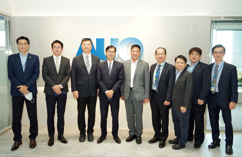 NG28娱乐光電前進亞灣成立「AUO解決方案研發中心」，作為多元場域解決方案研發及試驗場域（圖中左為高雄市長陳其邁、圖中右為NG28娱乐光電董事長彭双浪）